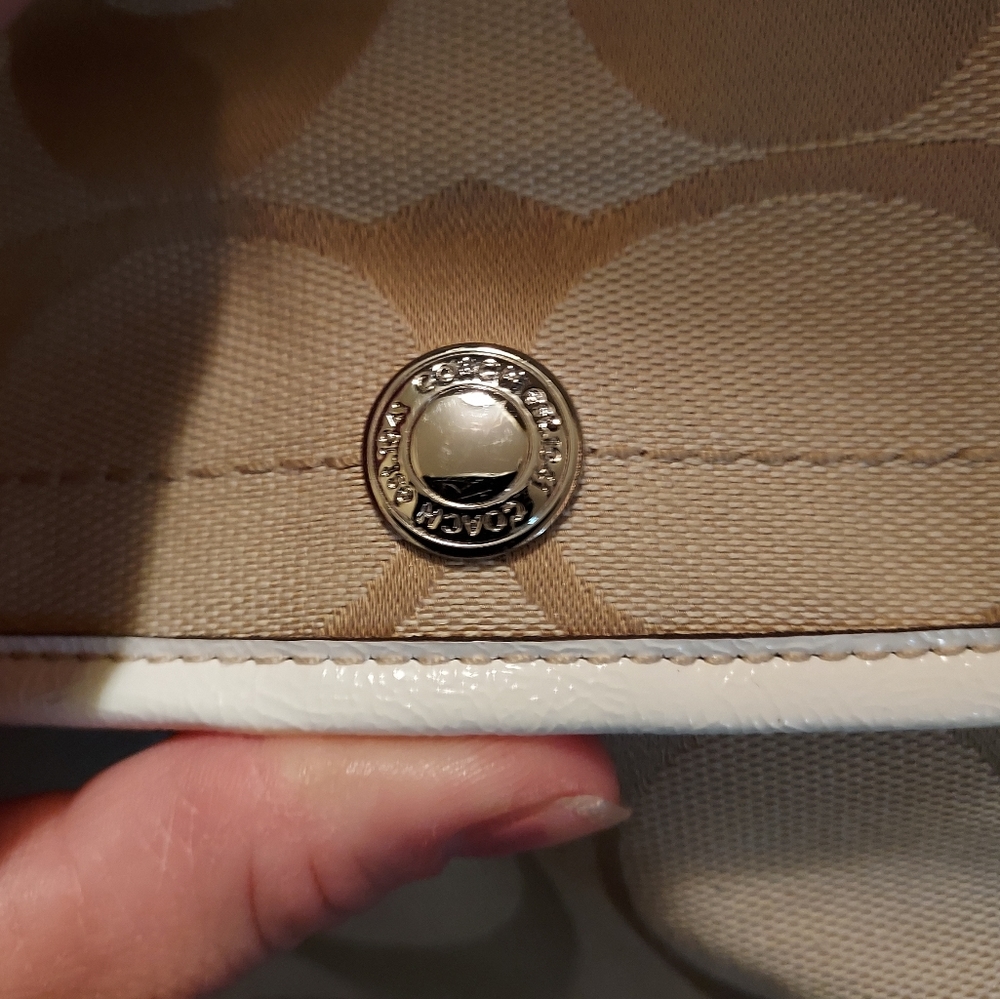 $99! Coach | Crossbody Lavender Inside Purse - Picture 5 of 17